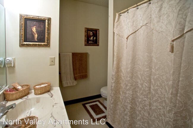 Building Photo - 1015-1070 Meadow Ln