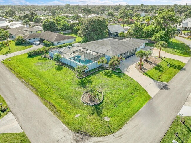 Building Photo - 154 SE Naranja Ave