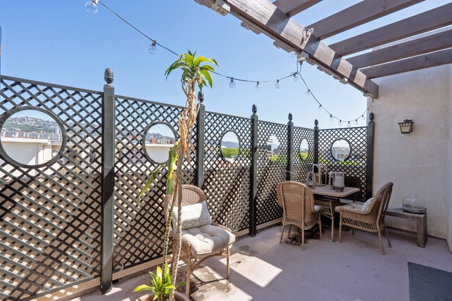 Building Photo - 122 N Clark Dr