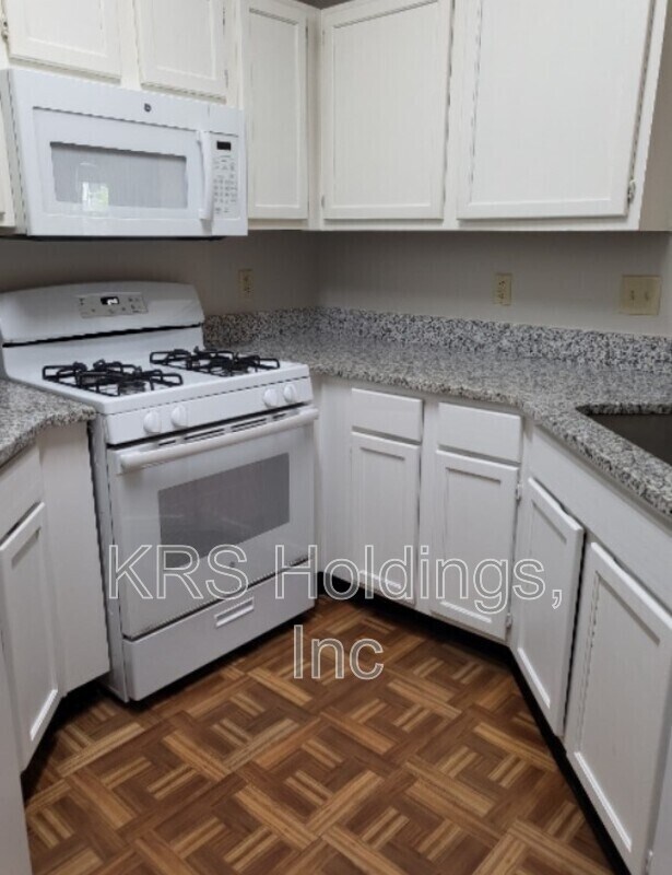 Building Photo - 13070 Autumn Woods Way