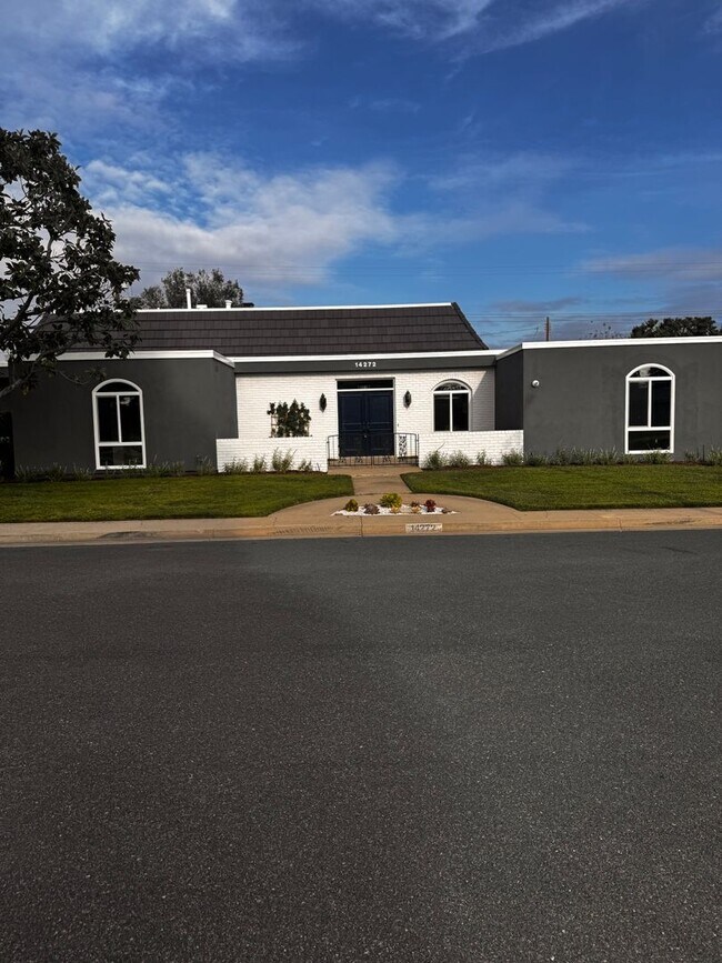 Building Photo - Spacious 3 Bed 2 Bath in 55+ Community, In...