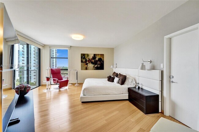 Building Photo - 20281 E Country Club Dr