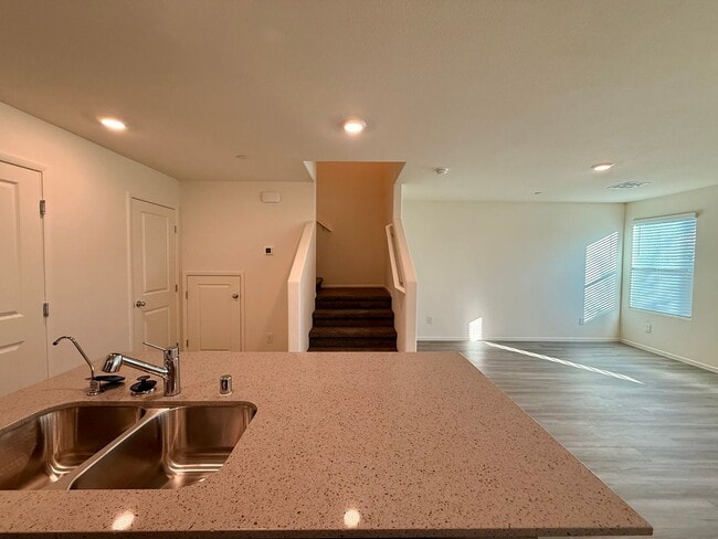 Building Photo - New Townhome for Rent in the Highly Desirable Southwest Area!