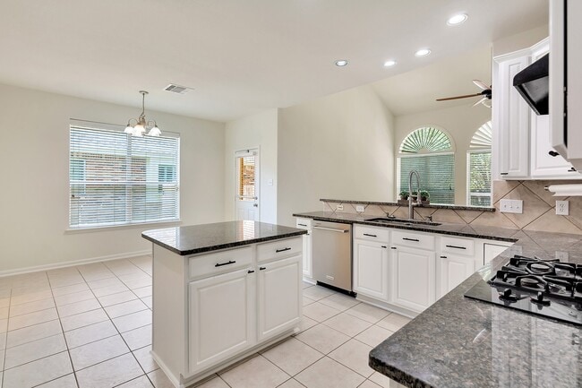 Building Photo - 22 N Queenscliff Cir