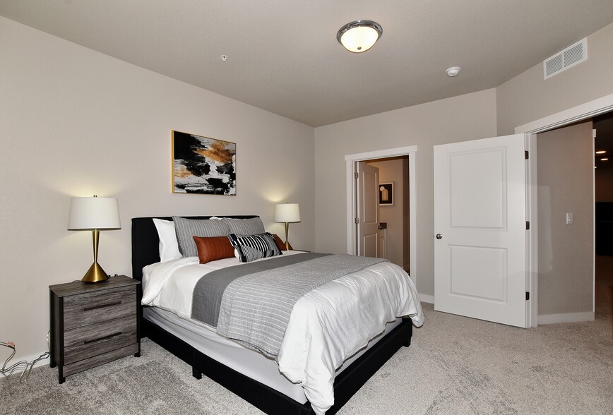 Fully appointed w/ queen size bed - 4115 N Park Dr