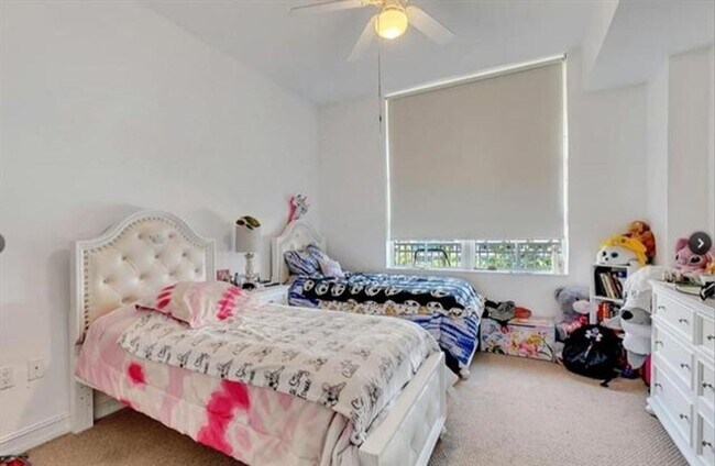 Building Photo - 3001 NE 185th St