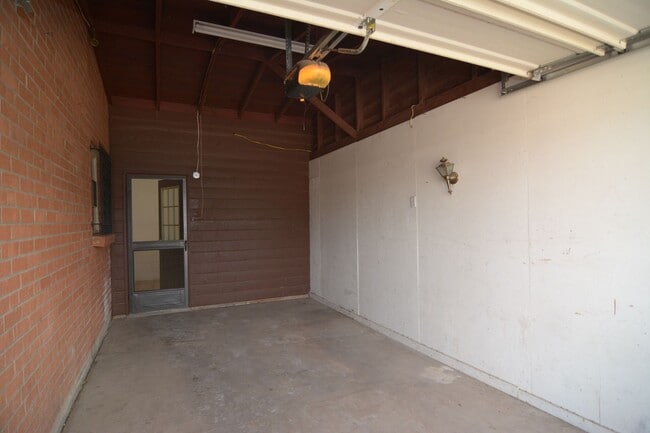 Building Photo - Charming 3 Bedroom 2 Bath Home! Central Tu...
