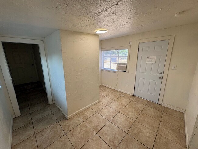 Building Photo - Dinuba country Home Rent Ready !