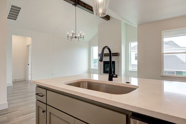 Building Photo - 2116 Josslyn Pl