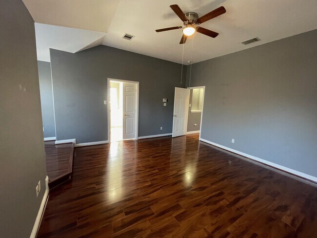 Building Photo - 10312 Yellowstone Dr