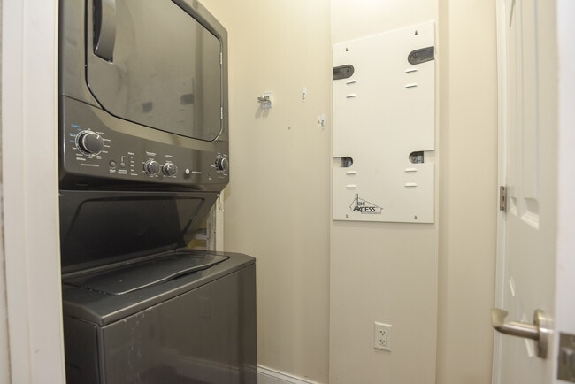 Building Photo - 231 Riverside Dr