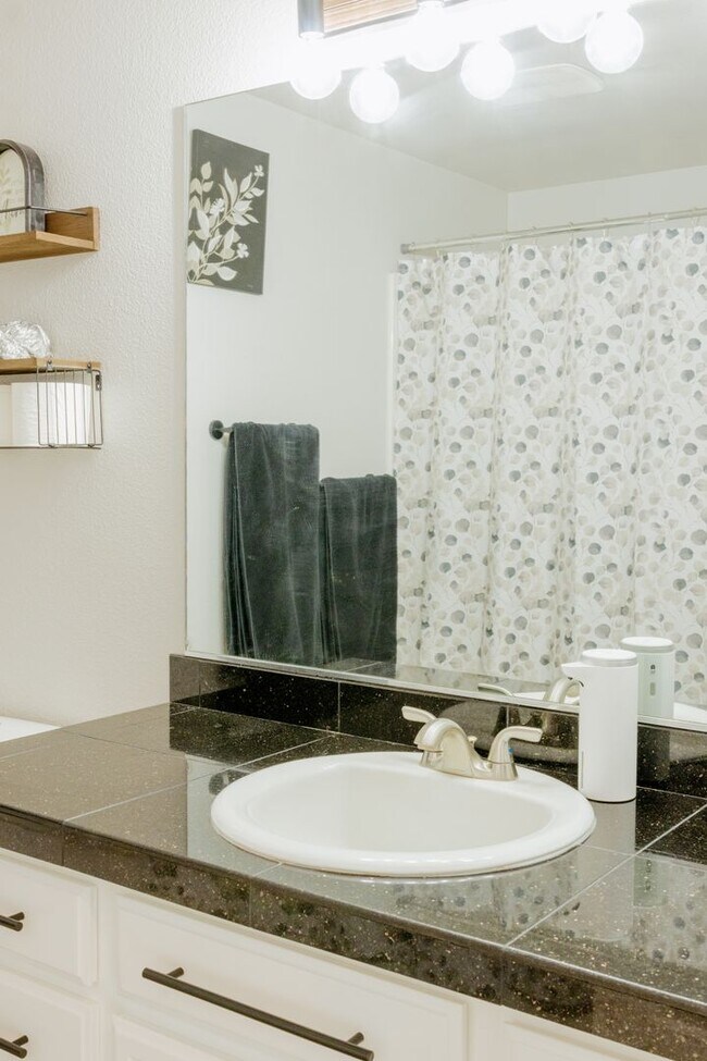 Building Photo - 509 Chelan Ave