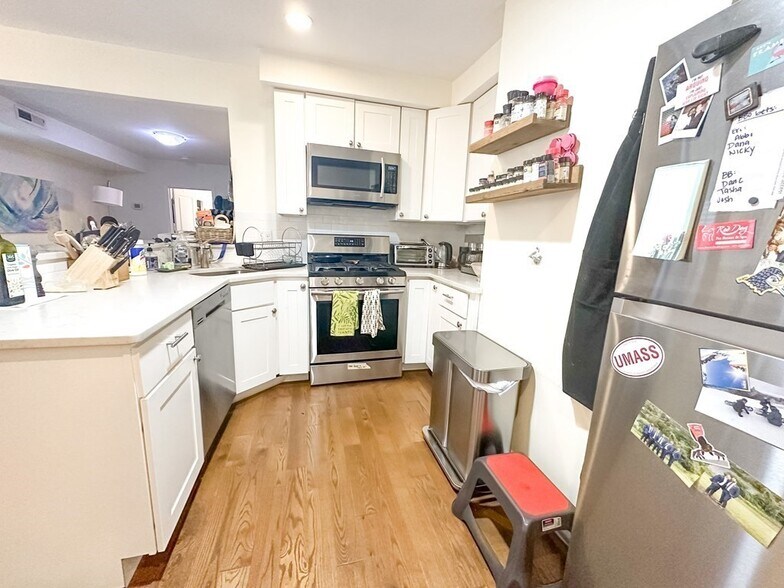 Building Photo - 85 Baxter St