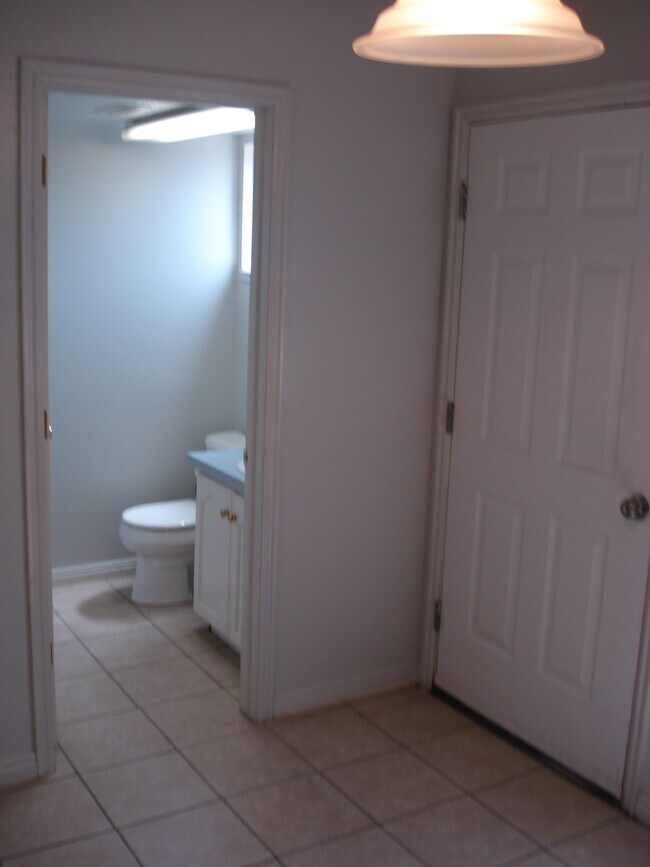 Building Photo - 60 E 200 N