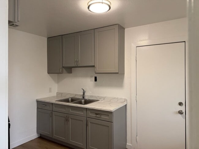 Building Photo - Single Story 2BR Home in Sacramento- $1,750, utilities included