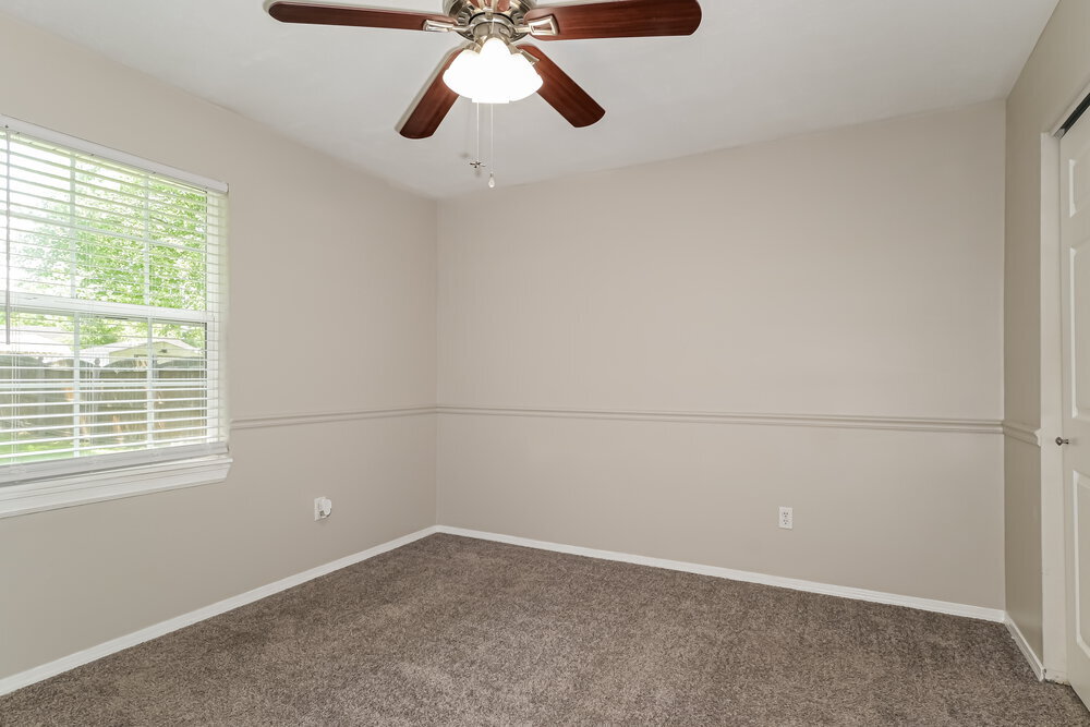 Building Photo - 705 Aster Ln
