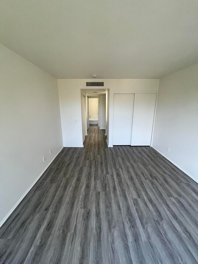 Building Photo - 1407 N Sunrise Way