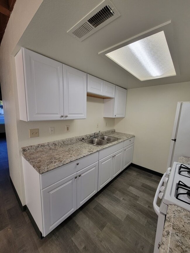 Building Photo - 2 Story Condo in Corning - Richfield Garde...