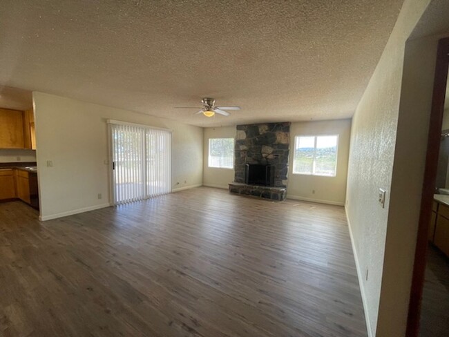 Building Photo - 3 Bedroom 2 Bath home with great views - C...