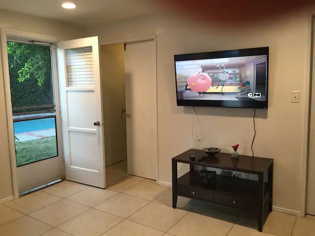 Building Photo - 6614 Noble Ave