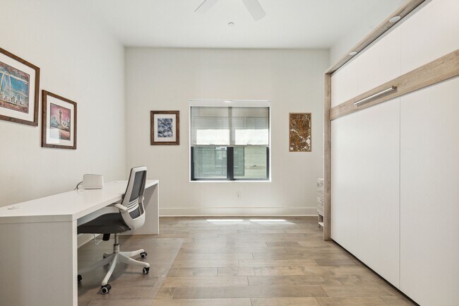 Building Photo - 422 W 9th St