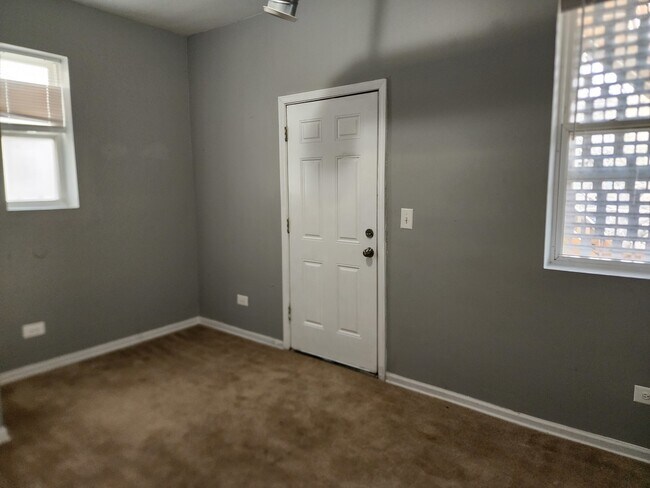 Building Photo - 1530 E 65th Pl
