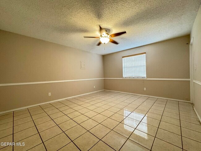 Building Photo - 701 Espolon Dr