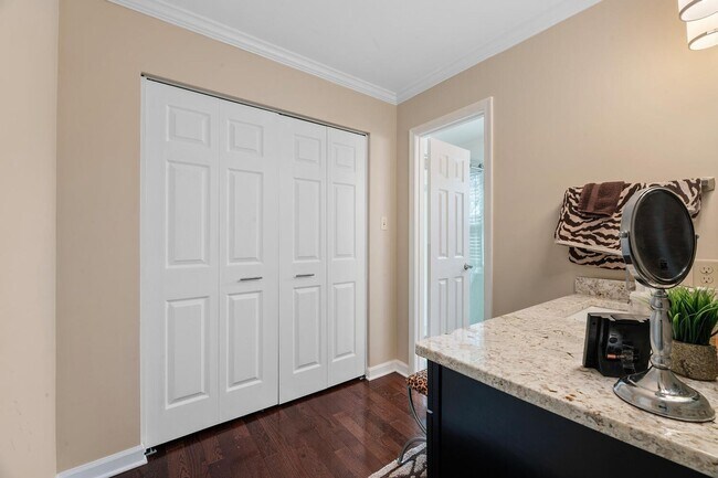 Building Photo - 4 Bedroom, 3.5 Bath Furnished Townhouse Available