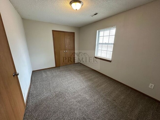 Building Photo - Spacious 2 bd/1.5 bath TH -Ready to call h...