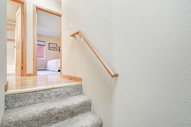 Building Photo - Furnished! Updated 3bed/3bath! 1 car garag...