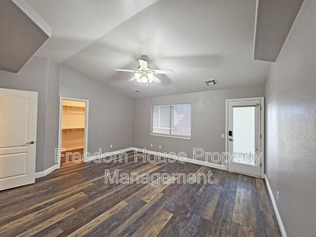 Building Photo - 3630 E Vineyard Dr N