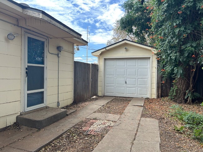 Building Photo - Charm, Comfort and Convenience!