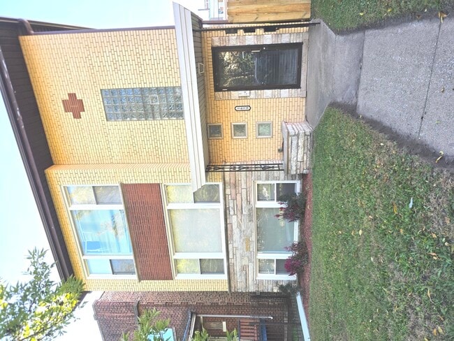 Primary Photo - 1621 E 74th Pl