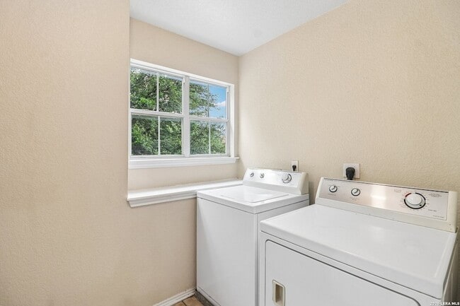 Building Photo - 407 Amberdale Oak