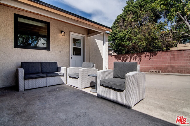 Building Photo - 414 University Ave