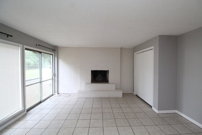 Building Photo - 3 bed 1 bath duplex with almost 1400 sqft ...