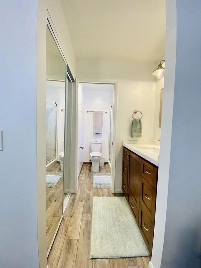 Building Photo - Eastlake Shores Downstairs Condo feat. Two Bedrooms and Two Bathrooms