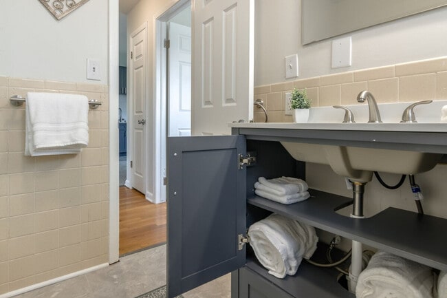 Building Photo - 5601 N Northwood Rd