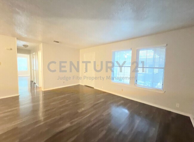 Building Photo - 1108 N Elm St