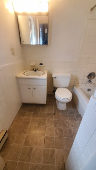 Building Photo - 712 Cedar Dr