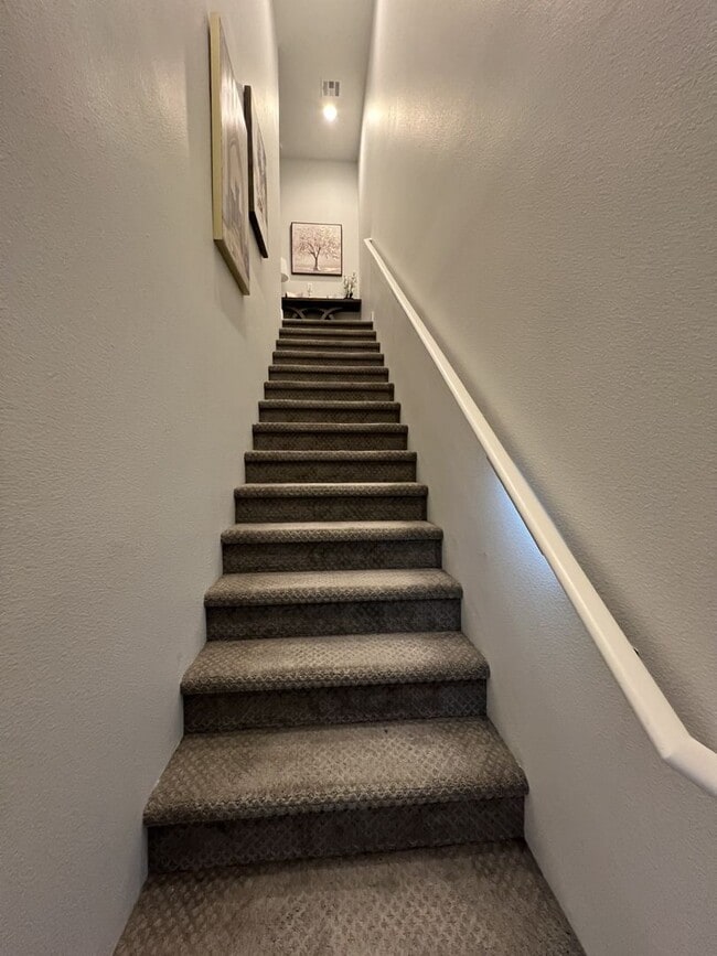 Building Photo - 3/BD 2.5/BA Sleek Townhome with High Ceilings, Balcony, and Prime Community Amenities!