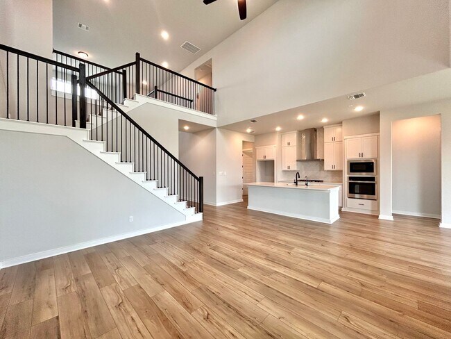 Building Photo - Modern 5/BR 4/BA with Stylish Finishes, Sp...