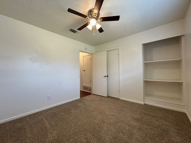 Building Photo - Charming 3-Bedroom Lubbock Home with Cozy ...