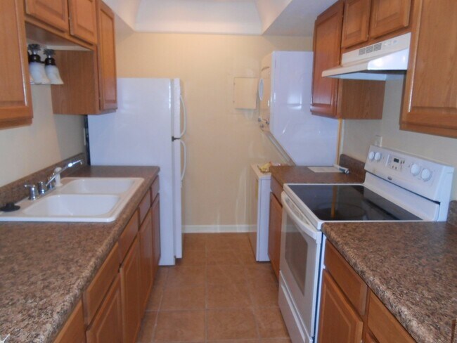Building Photo - 1br/1ba condo with everything you need! Am...