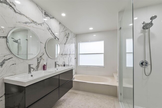 Building Photo - 9765 SW 155th Ct
