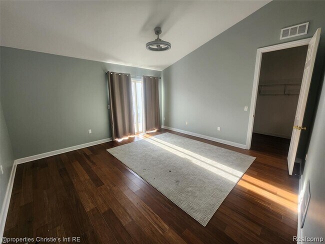 Building Photo - 35 Adelaide St