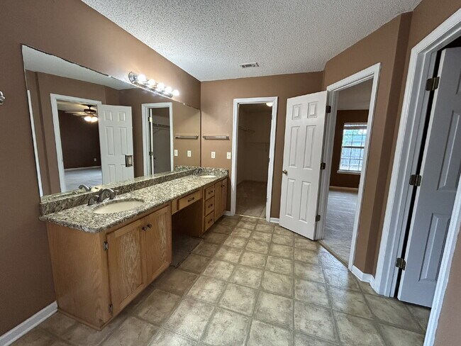 Building Photo - Home For Rent