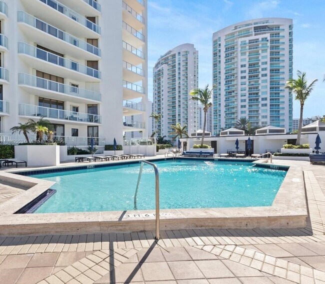 Building Photo - 19500 Turnberry Way