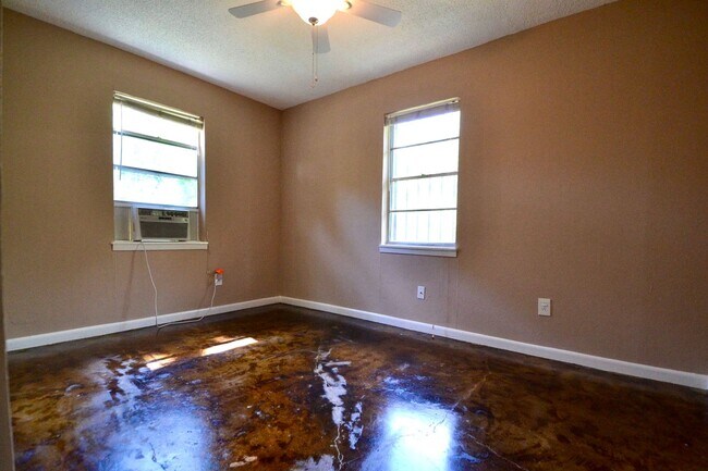 Building Photo - 2/1 House in Hip East Austin!