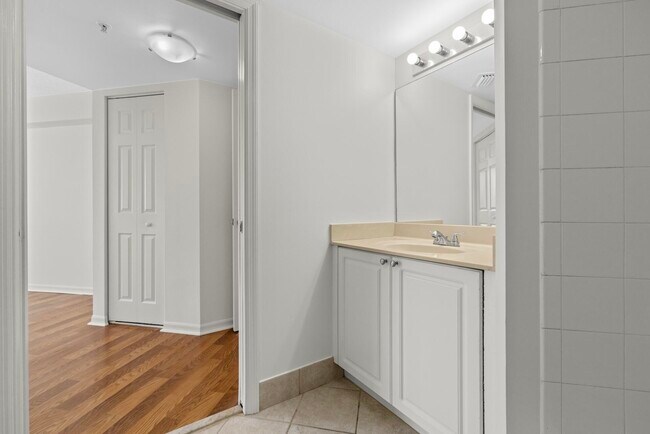 Building Photo - 300 Crestwood Ct N